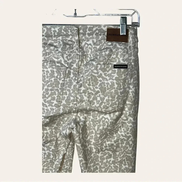 0196W. CALVIN‎ KELIN DENIM JEANS CREAM IN COLOR LEOPARD PRINT SIZE 26 SKINNY FIT - Picture 7 of 10